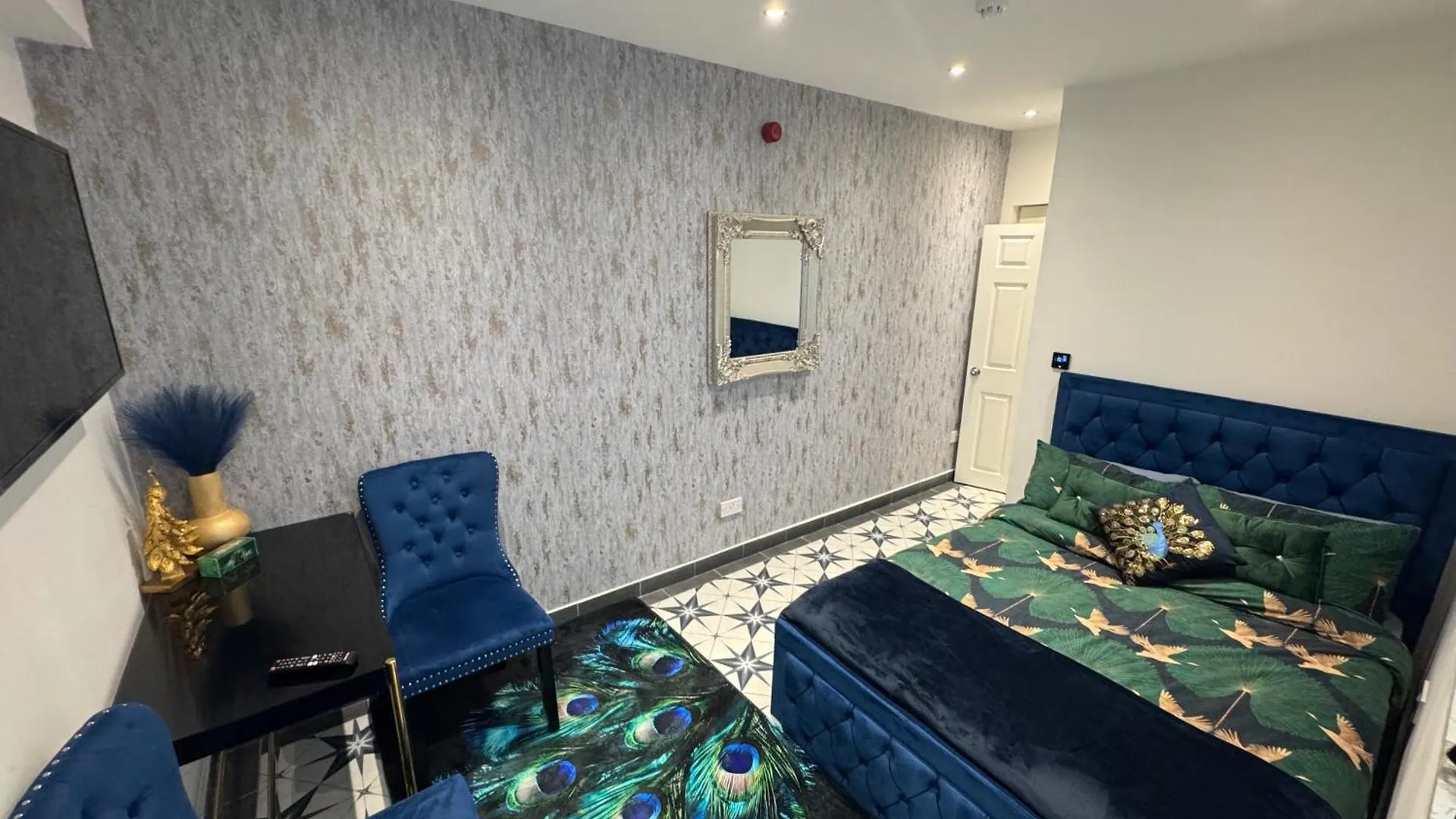 Gloucester - Apartment - Sleeps 2 - Parking - 97Ws