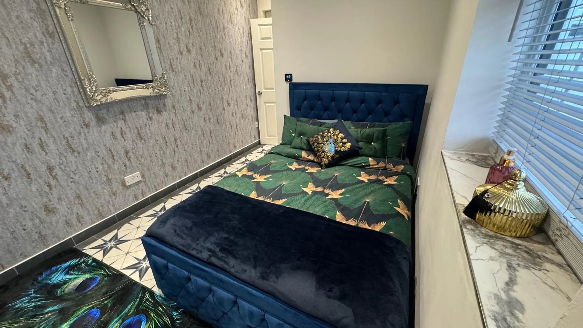 Gloucester - Apartment - Sleeps 2 - Parking - 97Ws