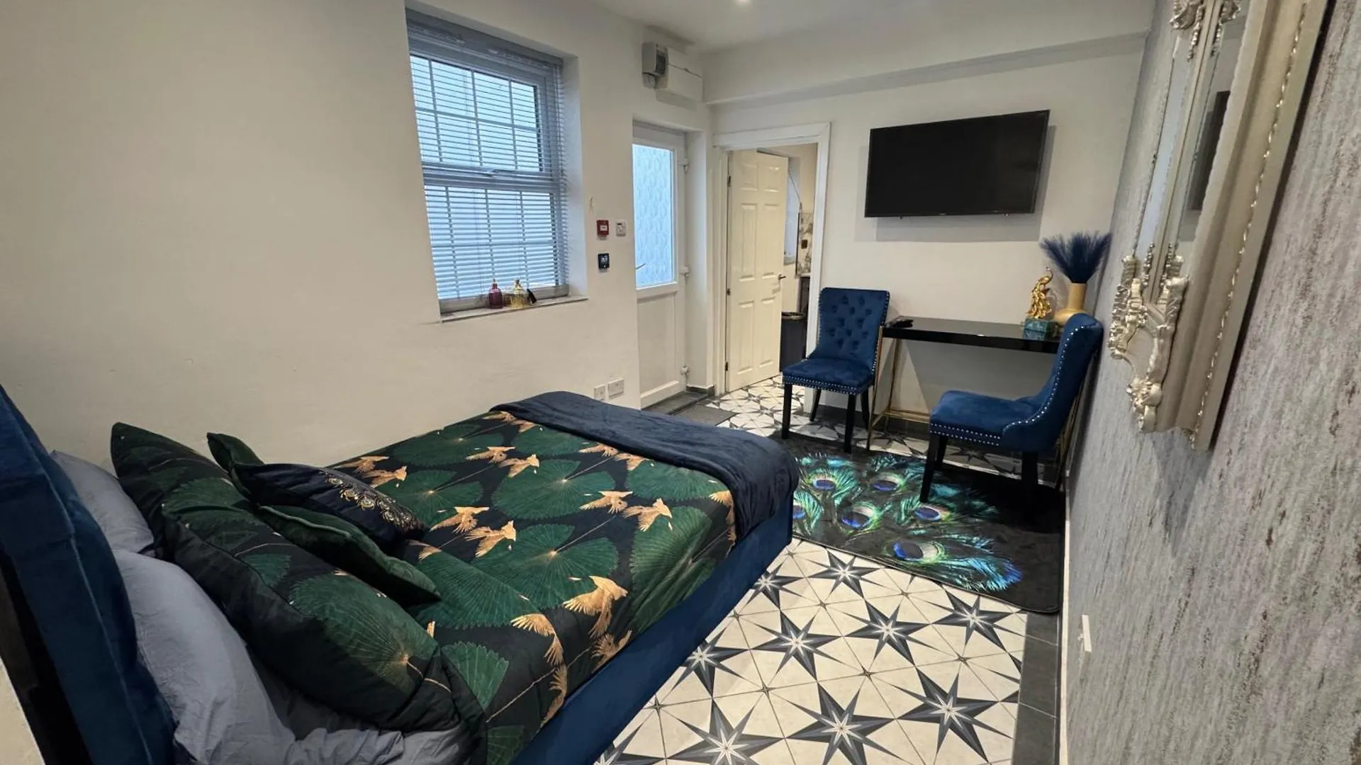 Gloucester - Apartment - Sleeps 2 - Parking - 97Ws