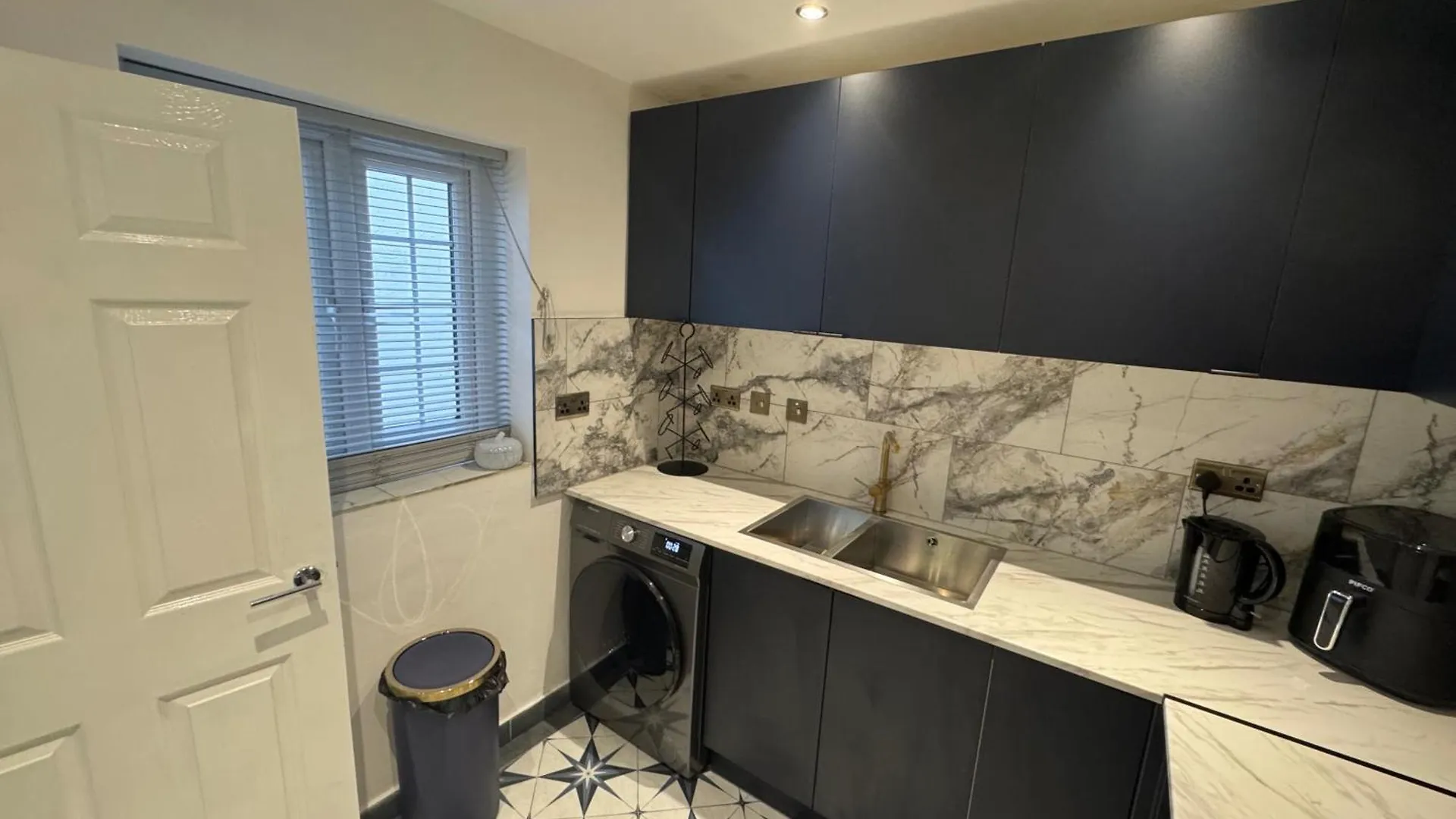 Gloucester - Apartment - Sleeps 2 - Parking - 97Ws